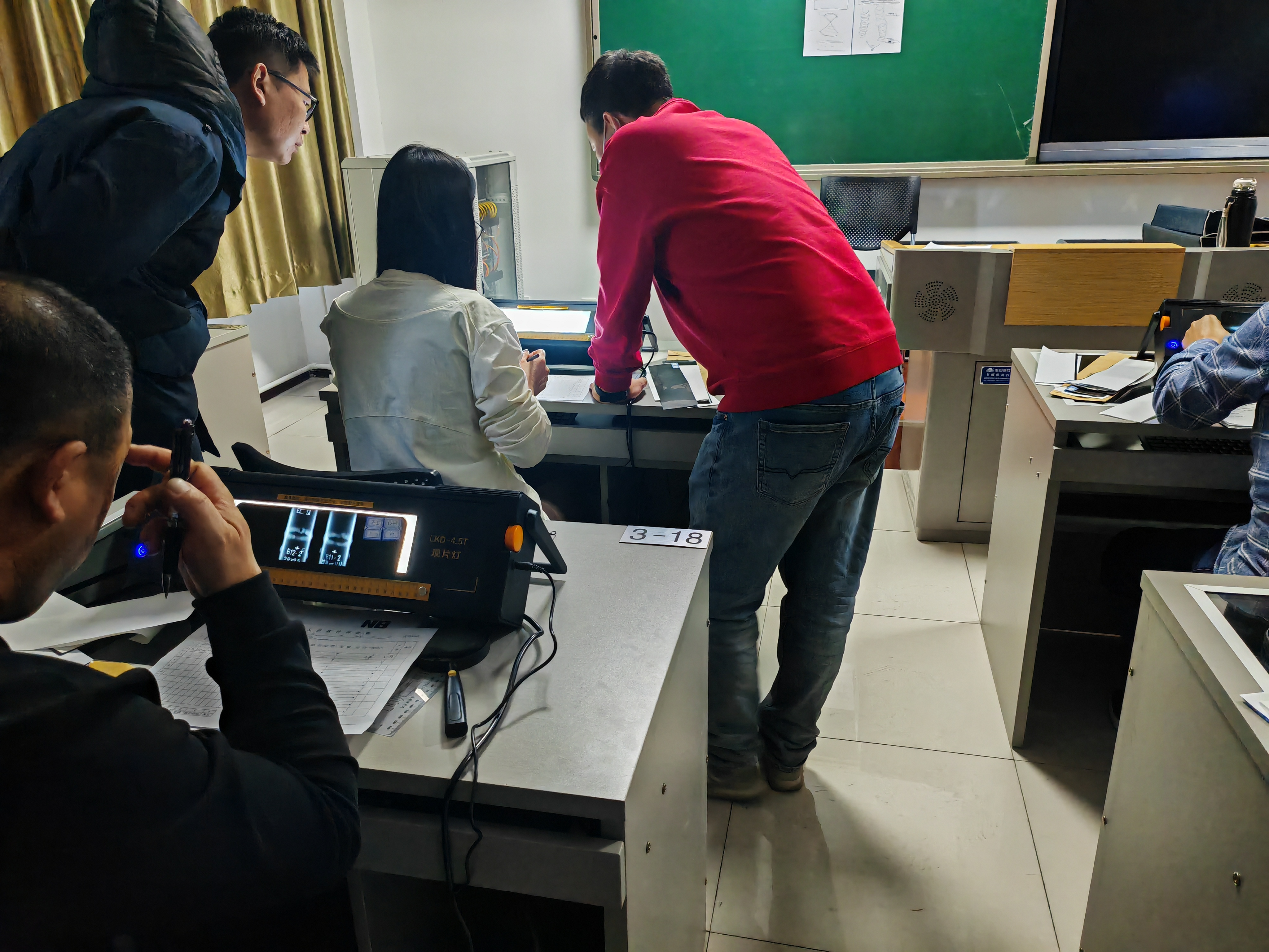 內(nèi)蒙古自治區(qū)特種設(shè)備培訓(xùn)班 濟(jì)寧魯科提供觀(guān)片燈設(shè)備