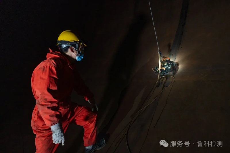 “浙江省首次應(yīng)用檢測機(jī)器人完成球罐定檢工作”